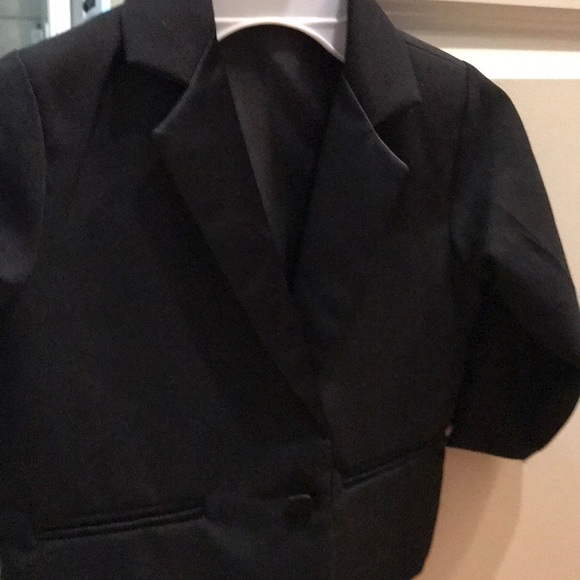 Boys size 2T tuxedo jacket - Picture 3 of 5